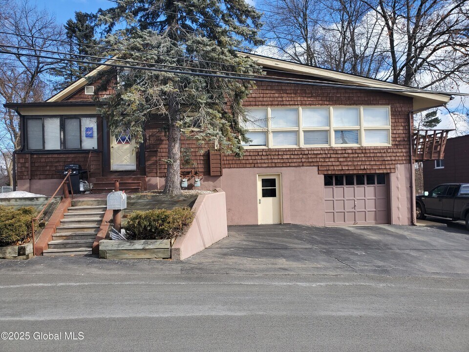 106 Braintree St in Albany, NY - Building Photo