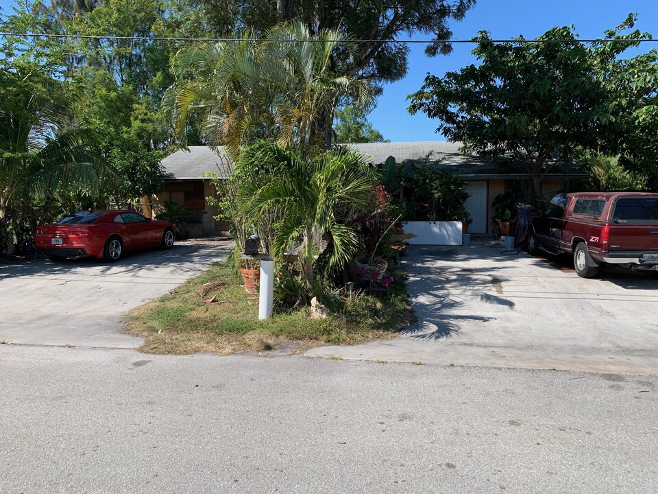 4001 Holden Ln in Lake Worth, FL - Building Photo