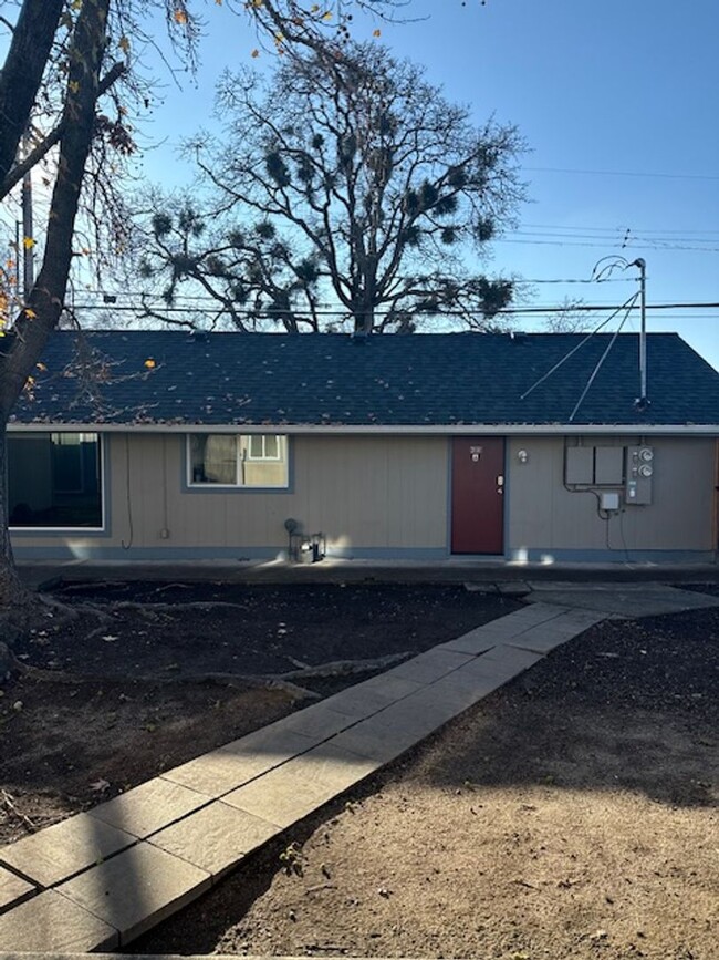 405 W 12th St in Medford, OR - Foto de edificio - Building Photo