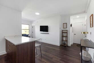 1555 W Hollywood Ave, Unit 401 in Chicago, IL - Building Photo - Building Photo