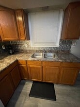 1024 N Jefferson St, Unit B in Lincoln, IL - Building Photo - Building Photo