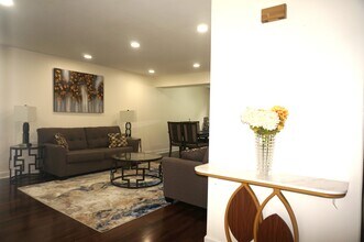 1851 Longboat Dr in Elk Grove Village, IL - Building Photo - Building Photo