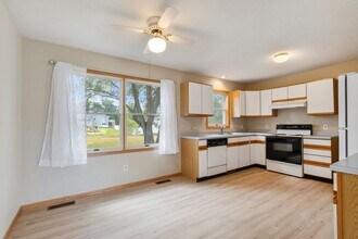 512 Sommers Landing Rd N in Hudson, WI - Building Photo - Building Photo