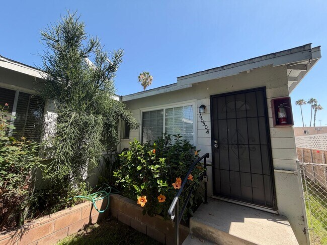 6048 Colfax Ave in Los Angeles, CA - Building Photo - Building Photo