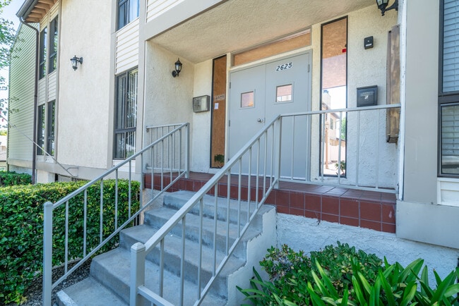 2625 N Lincoln St, Unit E in Burbank, CA - Foto de edificio - Building Photo