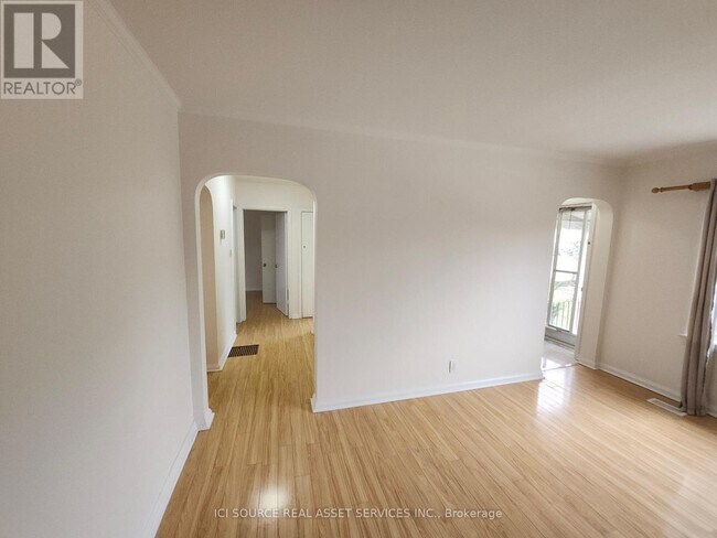 8 Talbot Rd in Toronto, ON - Building Photo - Building Photo