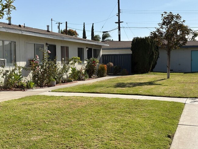 1266 N Placentia Ave in Anaheim, CA - Building Photo - Building Photo