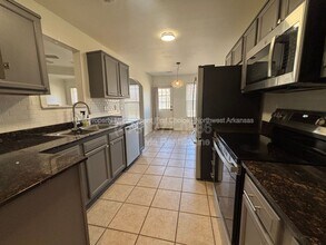 421 Coopers Wy in Centerton, AR - Foto de edificio - Building Photo