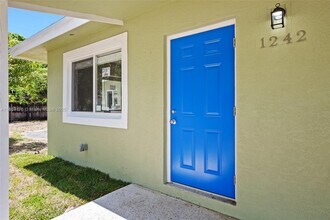 1242 NW 2nd Ave in Fort Lauderdale, FL - Foto de edificio - Building Photo