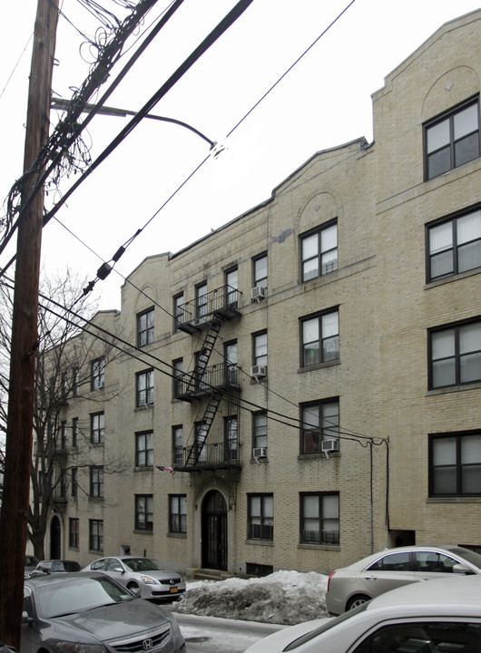 272 E 237th in Bronx, NY - Building Photo