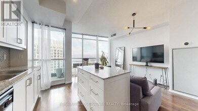 215 Fort York Blvd in Toronto, ON - Building Photo - Building Photo