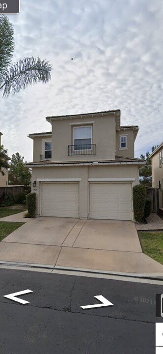 1424 Enchante Way in Oceanside, CA - Building Photo