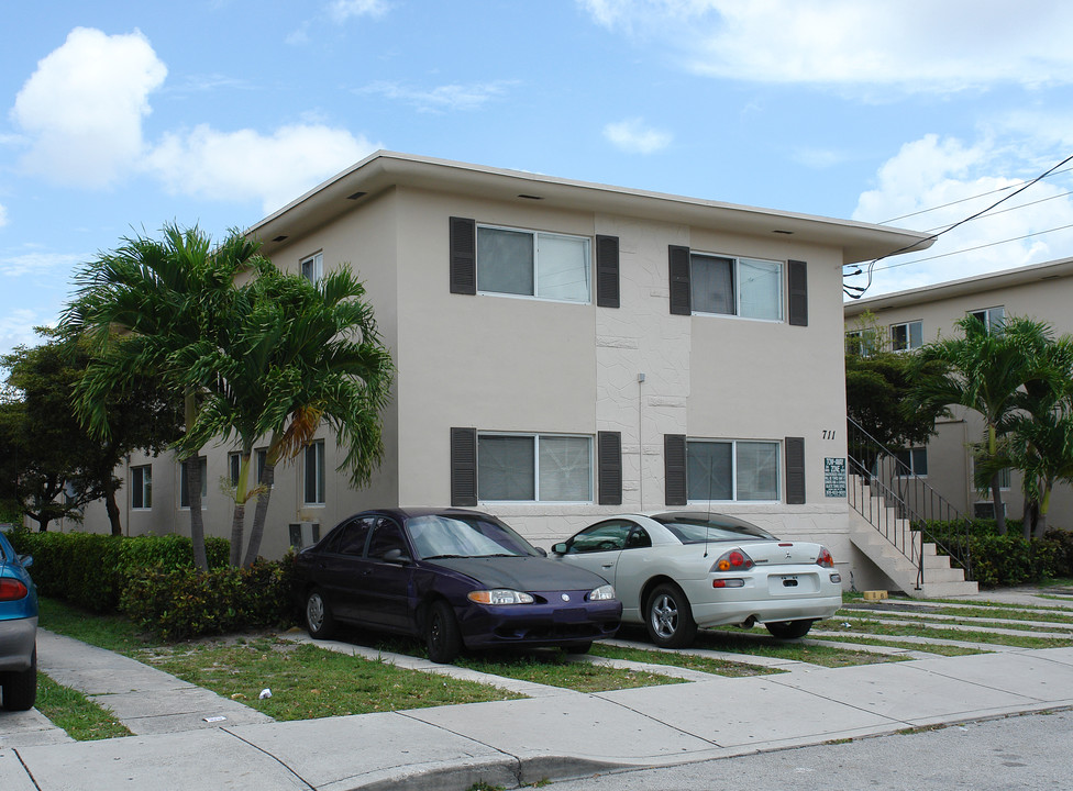 711 SW 5th St in Miami, FL - Building Photo