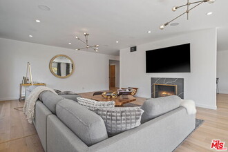 440 N Oakhurst Dr-Unit -301 in Beverly Hills, CA - Building Photo - Building Photo