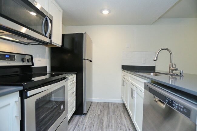 The Peaks Apartment Homes in Lynnwood, WA - Building Photo - Interior Photo