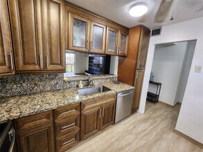 219 NE 14th Ave in Hallandale Beach, FL - Foto de edificio - Building Photo