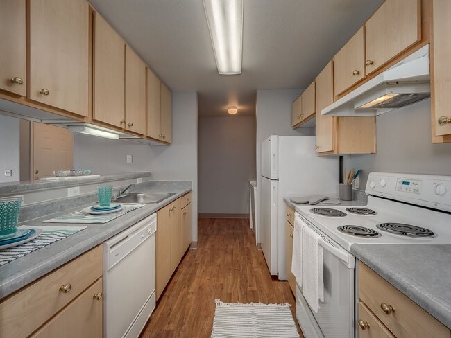 16936 SE Powell Blvd in Portland, OR - Building Photo - Building Photo