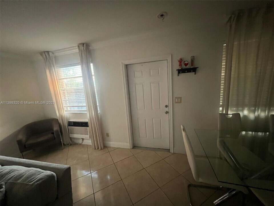 2915 Plunkett St, Unit 8D in Hollywood, FL - Foto de edificio