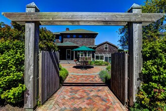 3 Middle Pond Ln in Southampton, NY - Building Photo - Building Photo