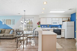 510 White River Dr, Unit F in Myrtle Beach, SC - Foto de edificio - Building Photo