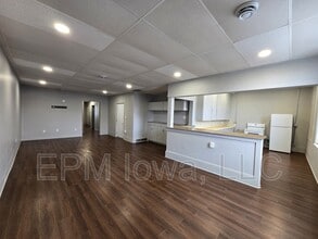 107 1st St E in Independence, IA - Building Photo - Building Photo