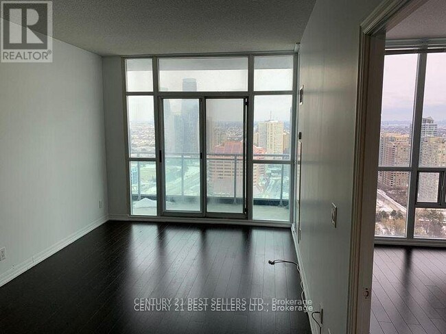 223-2223 Webb Dr in Mississauga, ON - Building Photo - Building Photo