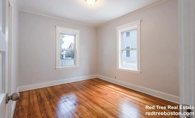 876 Adams St, Unit 1 in Boston, MA - Foto de edificio - Building Photo