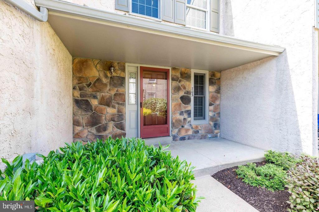 703 Winchester Ct in West Chester, PA - Building Photo