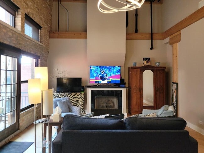 226 N Clinton St in Chicago, IL - Building Photo - Building Photo