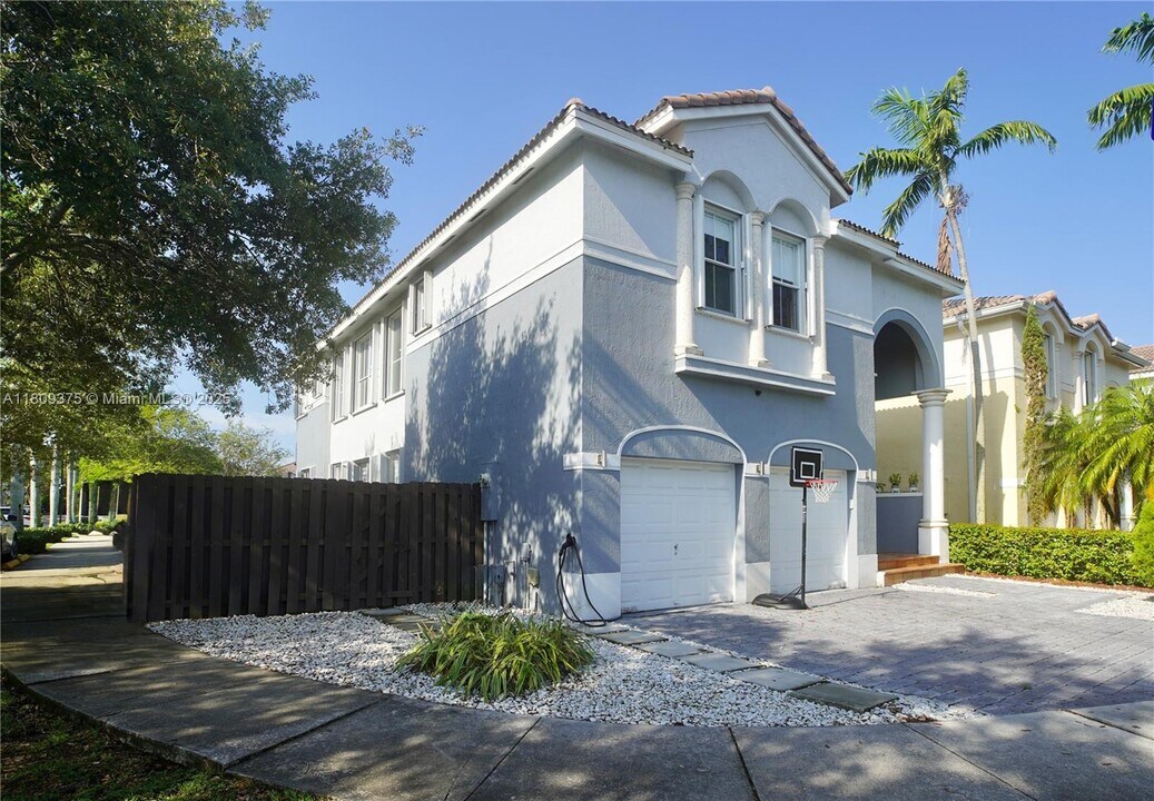 11216 NW 47th Ln in Doral, FL - Building Photo