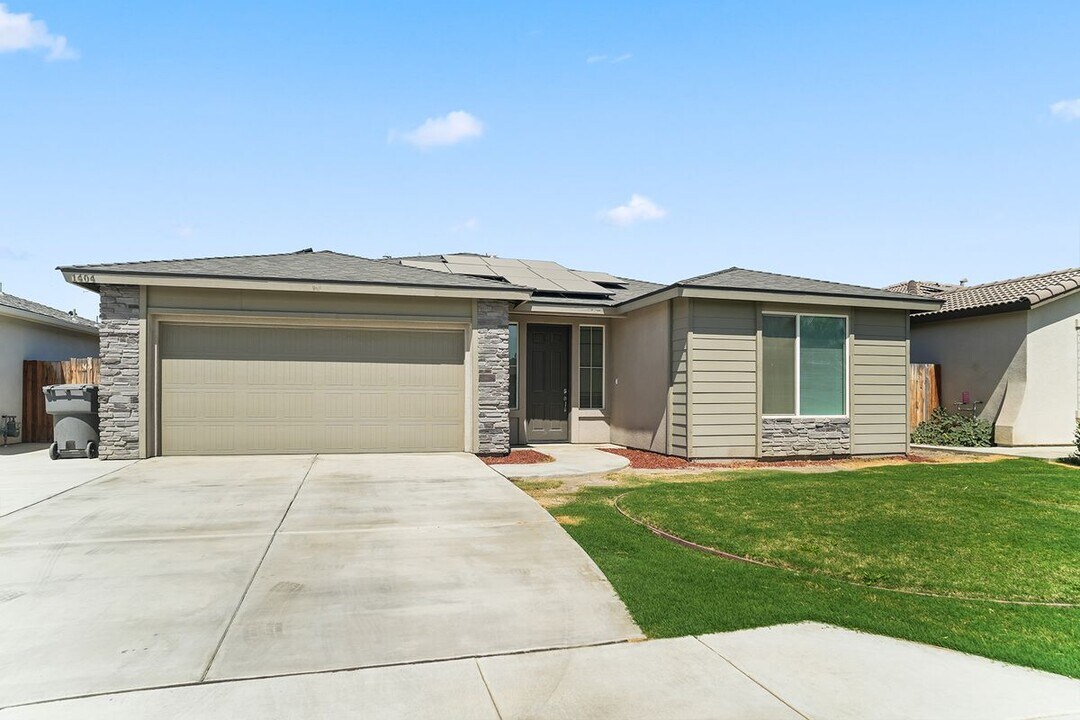 1404 Berkshire Rd in Bakersfield, CA - Building Photo