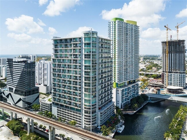 690 SW 1st Ct in Miami, FL - Foto de edificio - Building Photo