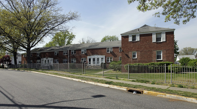 Linden West Apartments in Elmwood Park, NJ - Building Photo - Building Photo