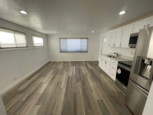 6915 Brookhill Dr E-Unit -B in Cottonwood Heights, UT - Building Photo - Building Photo