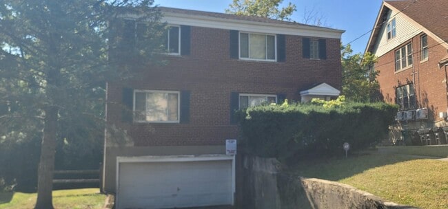 2731 Powell Dr, Unit 2731 Powell Dr Apt 1  452 in Cincinnati, OH - Foto de edificio - Building Photo