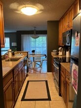 6157 Chasewood Pky, Unit 201 in Hopkins, MN - Foto de edificio - Building Photo