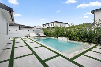 10940 SW 180th St in Miami, FL - Building Photo - Building Photo