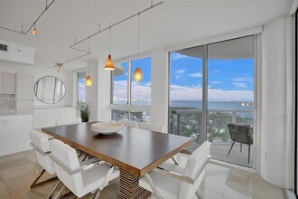 6365 Collins Ave, Unit 3208 in Miami Beach, FL - Foto de edificio - Building Photo