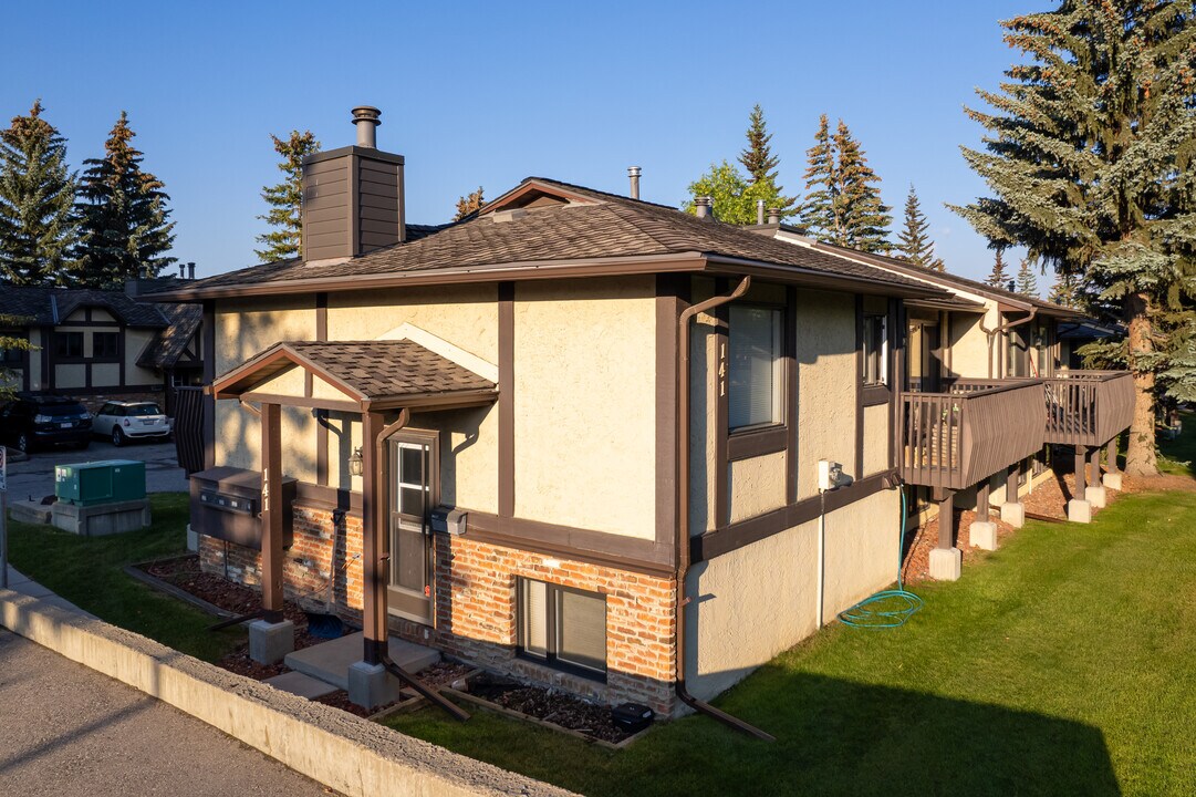 145 Storybook Terr NW in Calgary, AB - Building Photo