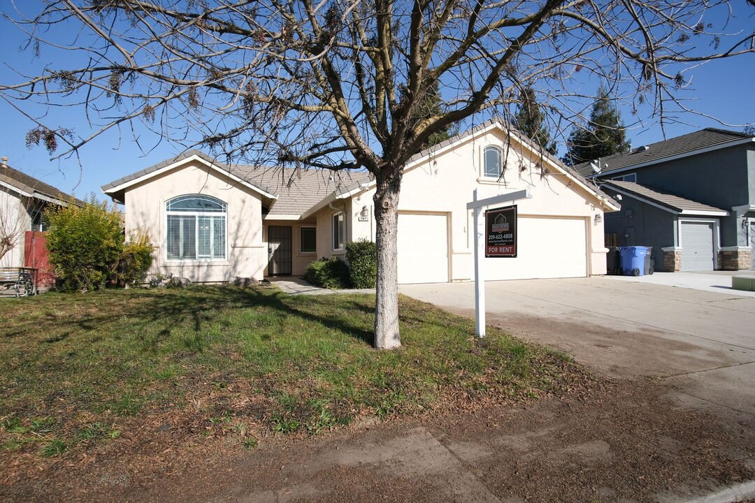 2611 Roberts Rd in Turlock, CA - Building Photo