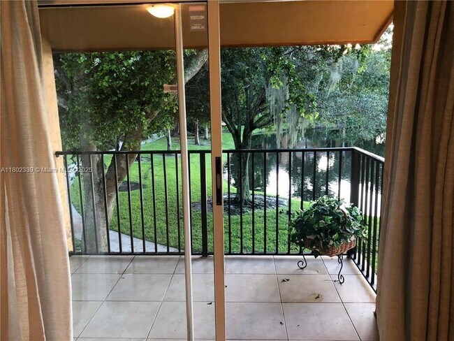 10717 Cleary Blvd, Unit 202 in Plantation, FL - Building Photo - Building Photo