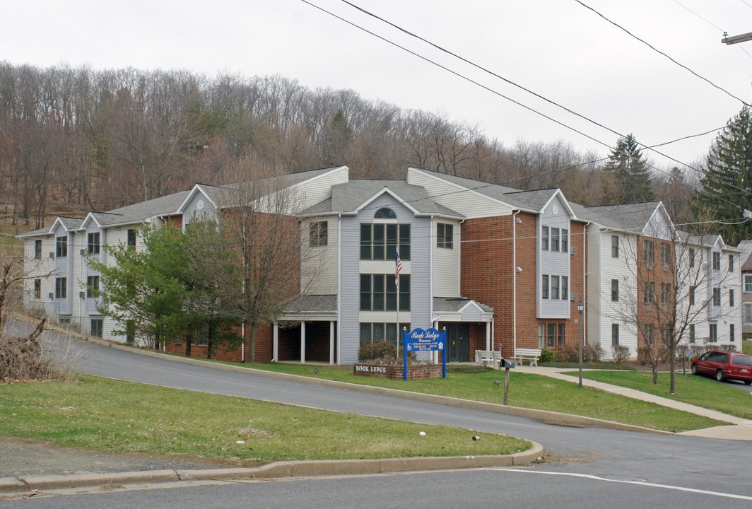 Rock Ledge Commons in Lock Haven, PA - Foto de edificio