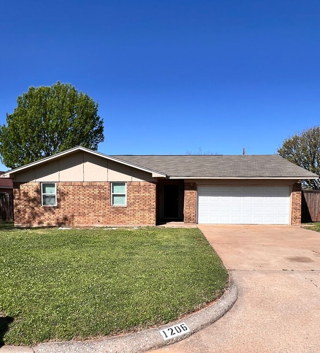 1206 Lisa Ln in Burkburnett, TX - Foto de edificio