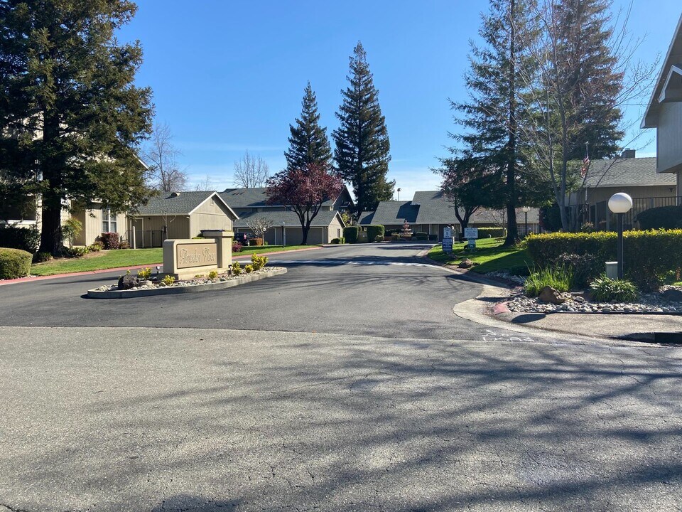 8051 Briar Ridge Ln in Citrus Heights, CA - Building Photo