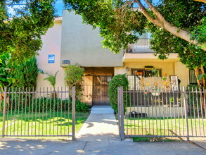 8241 Whitsett Ave in North Hollywood, CA - Building Photo - Building Photo