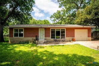 2052 Gruene Rd in New Braunfels, TX - Building Photo - Building Photo