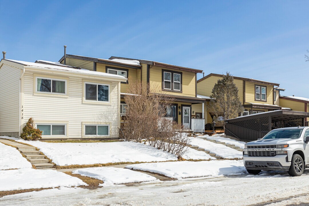 1410 Ranchlands Way NW in Calgary, AB - Building Photo