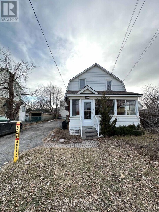 162 Woodroffe Ave in Ottawa, ON - Building Photo