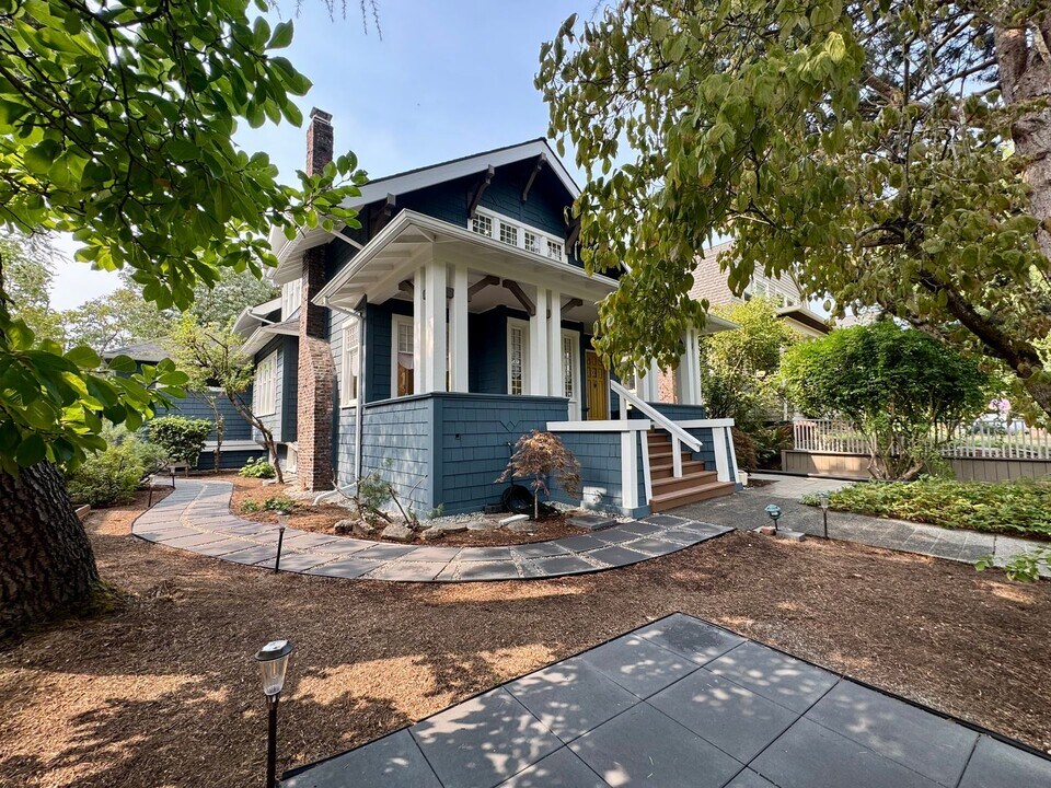 2723 34th Ave S in Seattle, WA - Building Photo