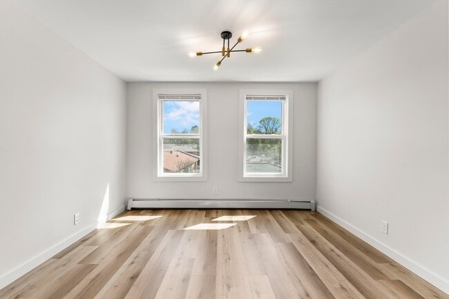 431-431 N Main St, Unit 16 in Bristol, CT - Building Photo - Building Photo